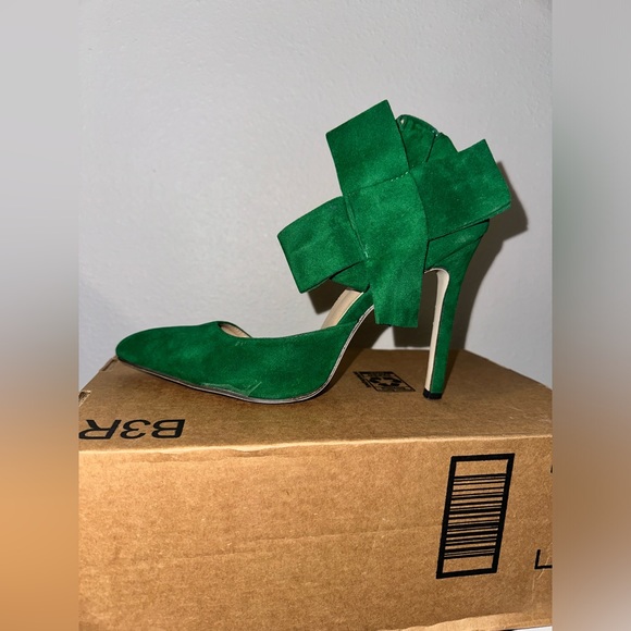 Kelly Green Bow Heels - Picture 3 of 5